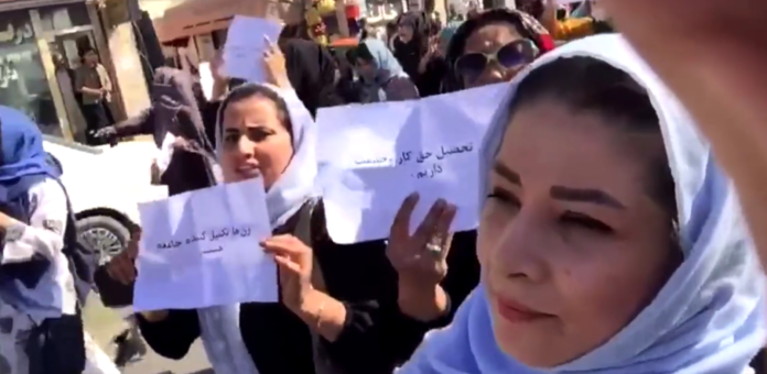 Corteo di donne afghane a Kabul