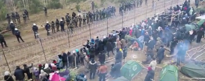 Migranti al confine con la Bielorussia