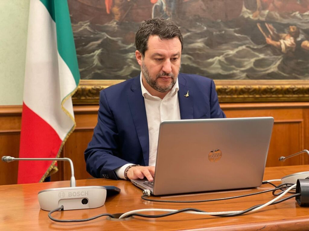 Lega, il Consiglio federale vota la piena fiducia a Matteo Salvini. Il segretario: "La lega è compatta e il centrodestra si ricostruisce"