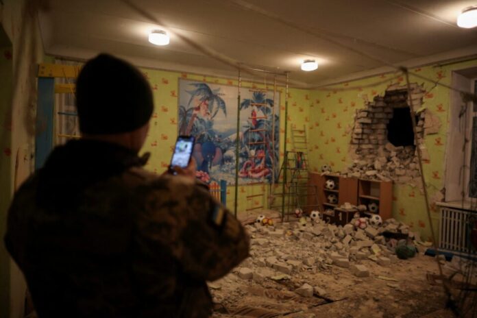 bombardamento nel villaggio di Luhansk (fonte: twitter)