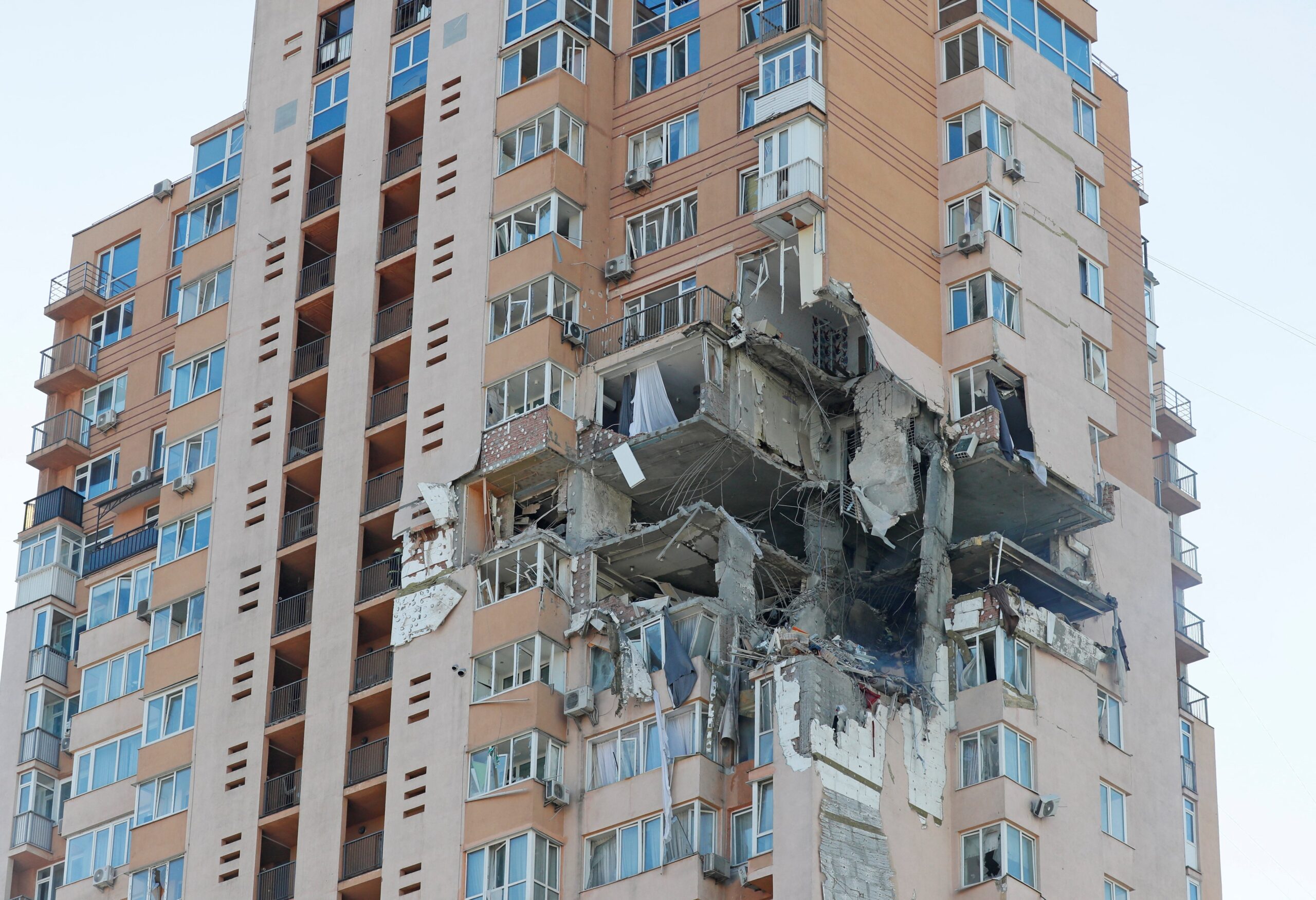 Разбитого ракета. Попадание ракеты в жилой дом. Разрушение жилого дома в Киеве.