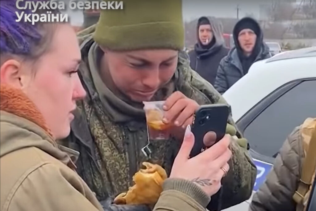 soldato russo in lacrime