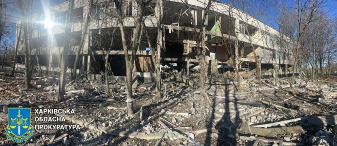 edifici distrutti dopo attacco a Kharkiv