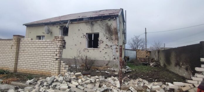 Edificio distrutto a Kherson dopo attacco russo