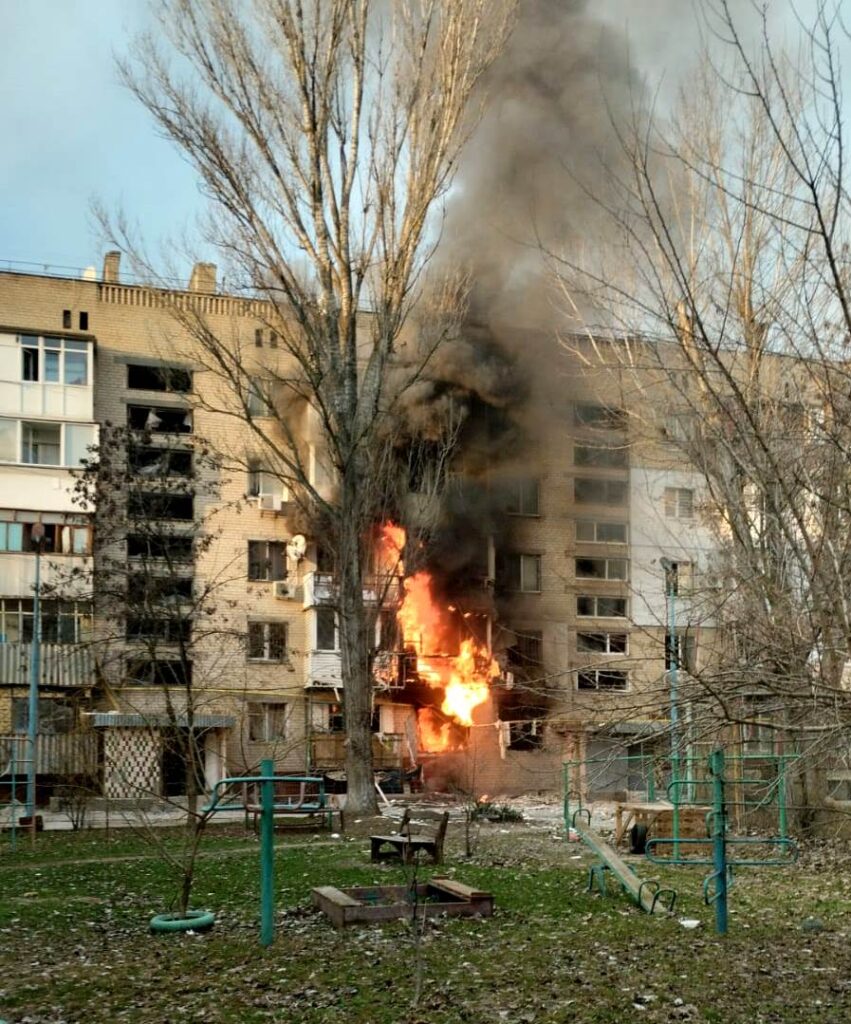 edificio colpito dai russi a Kherson